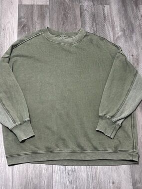 Aerie getaway Woman’s Crewneck Sweatshirt/ Olive green/ size L Smoke free